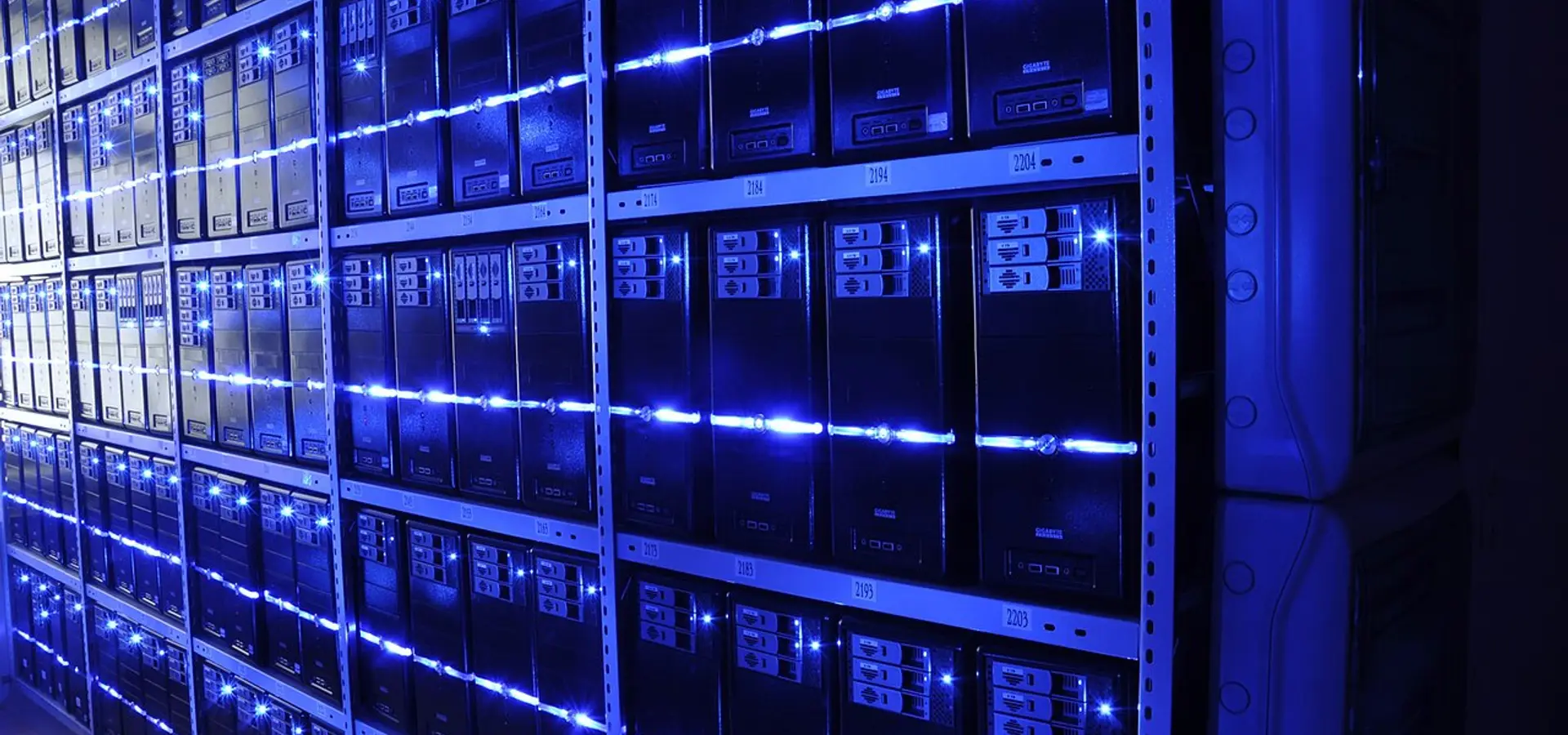 Centro de datos con servidores en operación